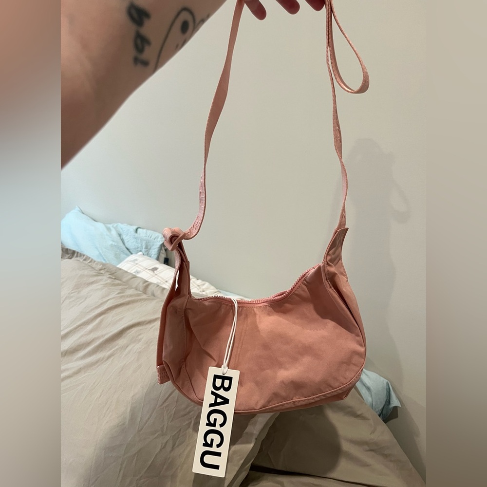 BAGGU rose tan small crescent